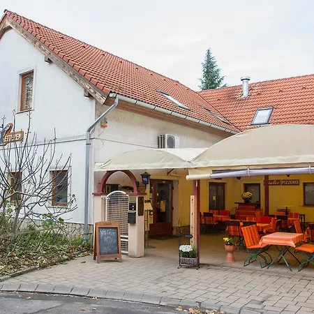 Guest house Turul Etterem Es Panzio
